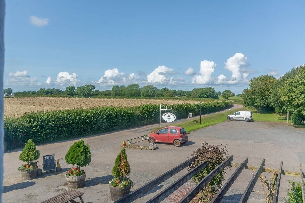 Detached Character Devon Country Pub Set In 0.5 Of An Acre With 4 Bedroom Accommodation Photo 9