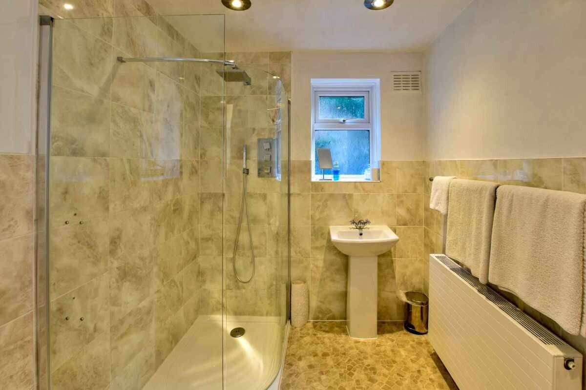 A Beautifully Presented 5 Bedroom 'Wow Factor' Guest House with Exceptional Forward Bookings Photo 9