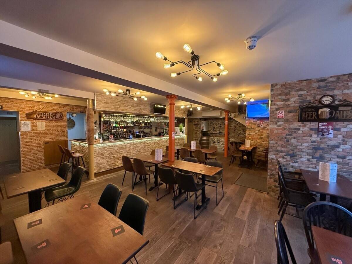 Immaculately presented town centre pub with huge potential (ref 1760)