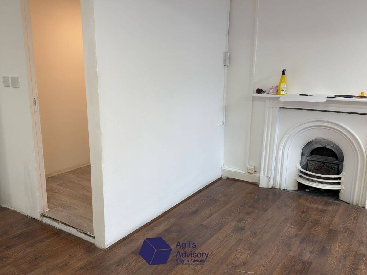 PRICE REDUCED! Prime Barber Shop Opportunity in the Heart of Banbury Photo 9
