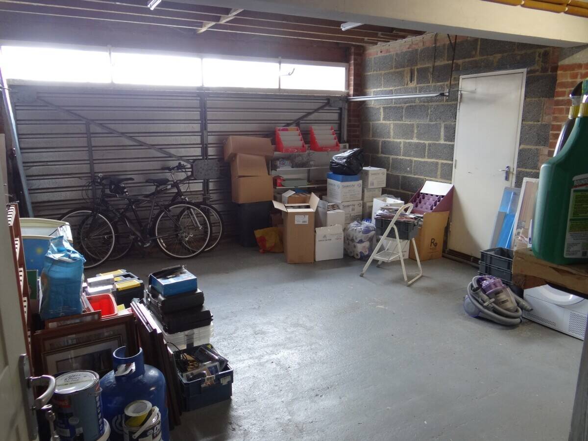Unopposed Community Status Post Office with Mailwork (sorting office) Photo 9