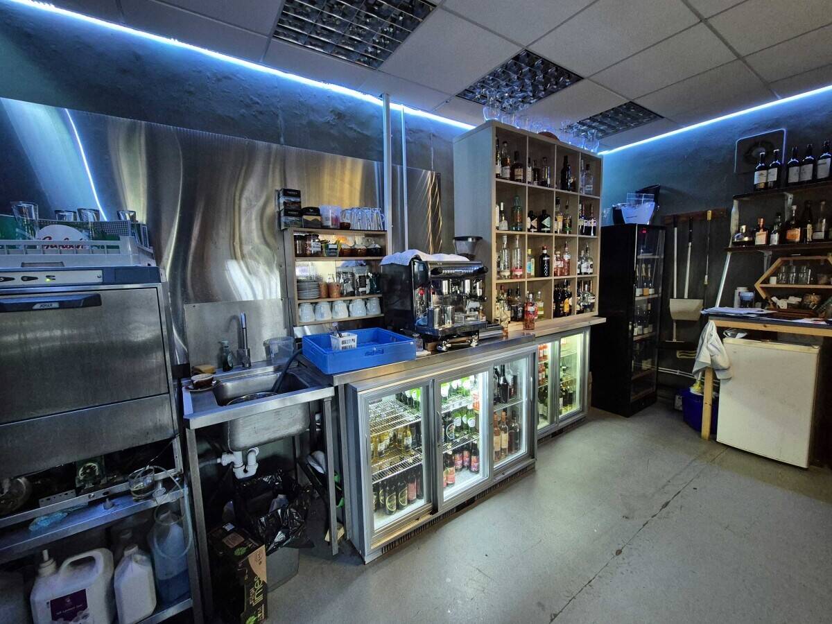 LAKE DISTRICT - STYLISH BAR AND KITCHEN IN TOURIST TOWN Photo 9