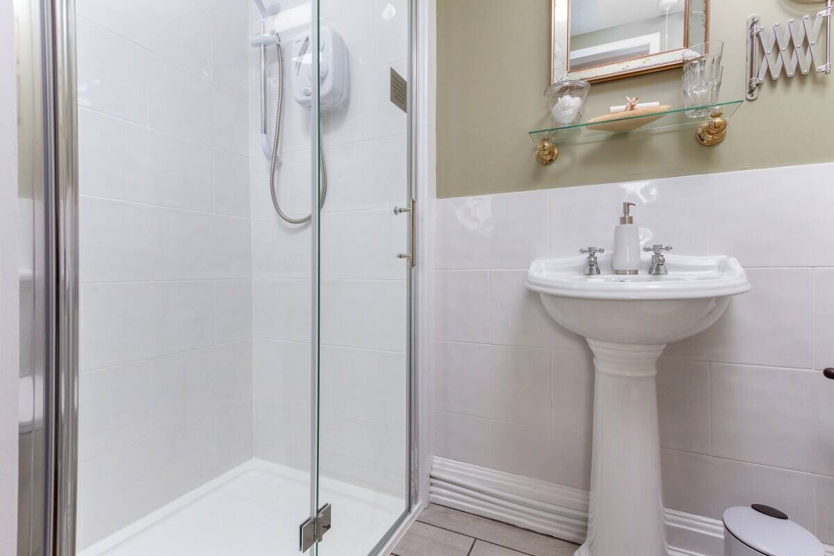 Leasehold Delightful Guest House Hotel Bed and Breakfast Living Accommodation Bownness-on-Windermere Photo 9