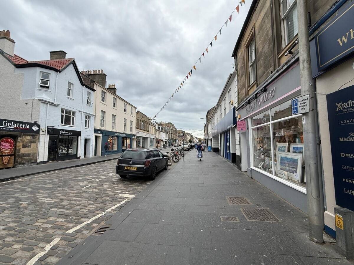 An outstanding gift shop occupying a 100% prime retail pitch in St Andrews (ref 1761) Photo 9