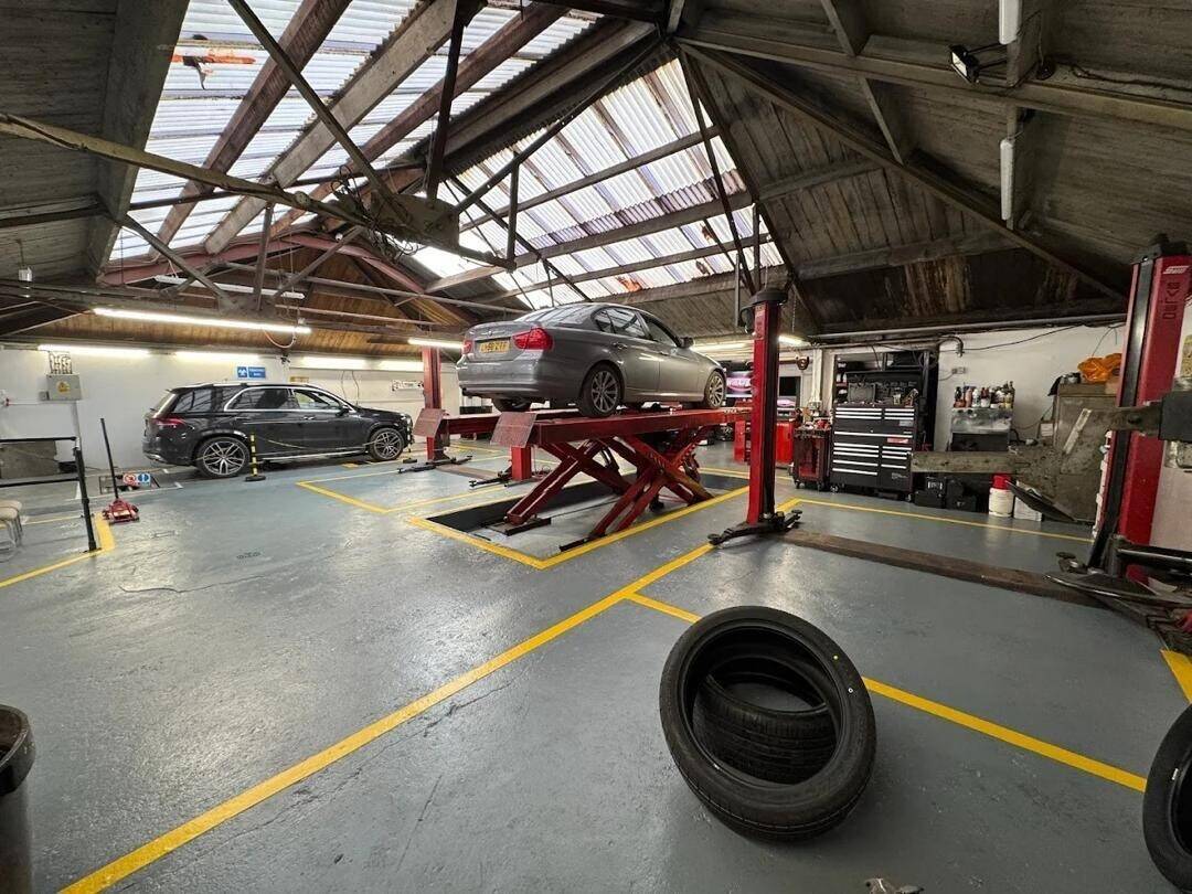 Established MOT centre, Fully equipped workshop, Tyres and Hunter Wheel Alignment Photo 8
