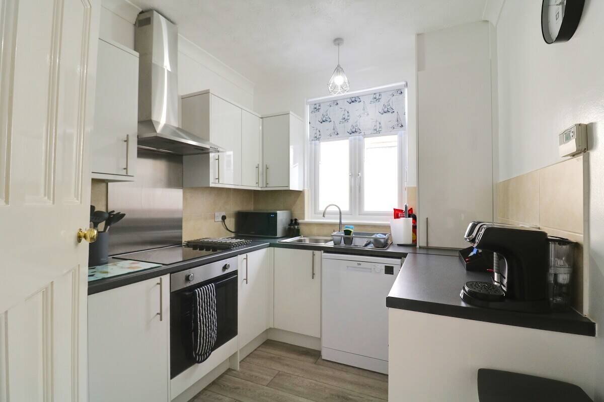 FREEHOLD PRIME HOLIDAY LET INVESTMENT Photo 9