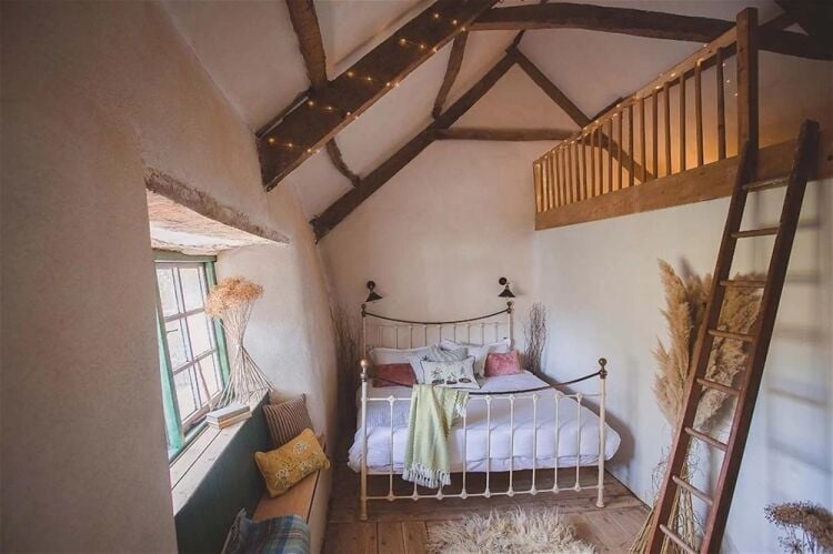 Historic Riverside Thatched Inn Reimagined as a Private Retreat For Sale in Tiverton