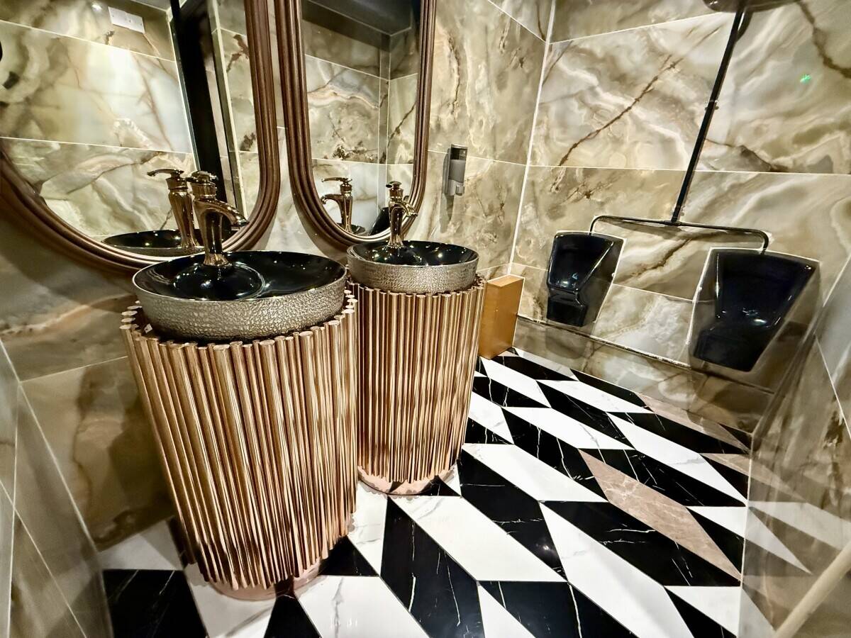 Restaurant, Cocktail Bar & Shisha Lounge with Flats above for Sale in Buckinghamshire Photo 9