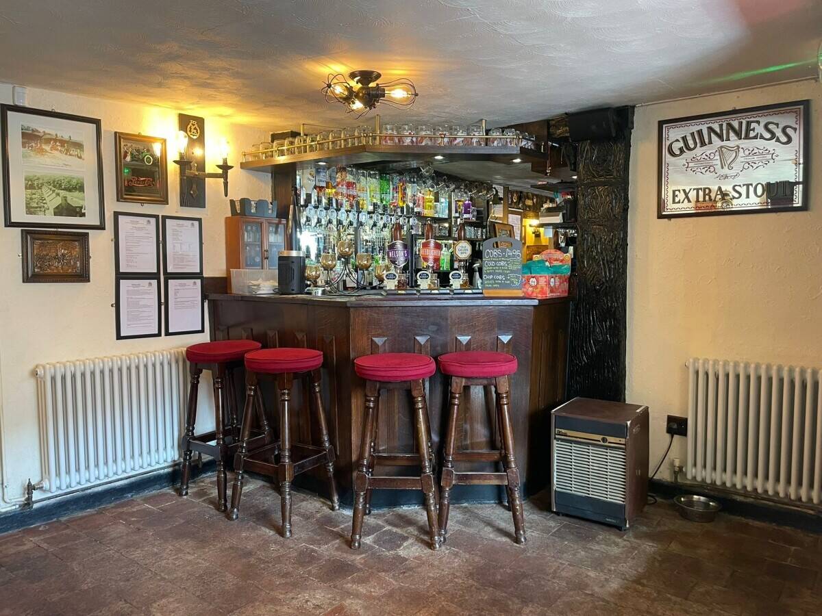 DERBYSHIRE - TRADITIONAL COMMUNITY PUBLIC HOUSE AND RESTAURANT