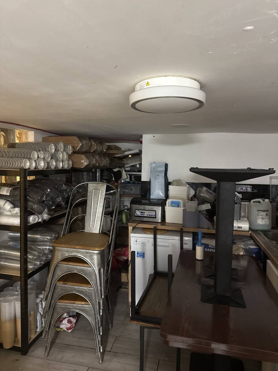 Cosy and fully-equipped Italian restaurant for sale in a prime London location