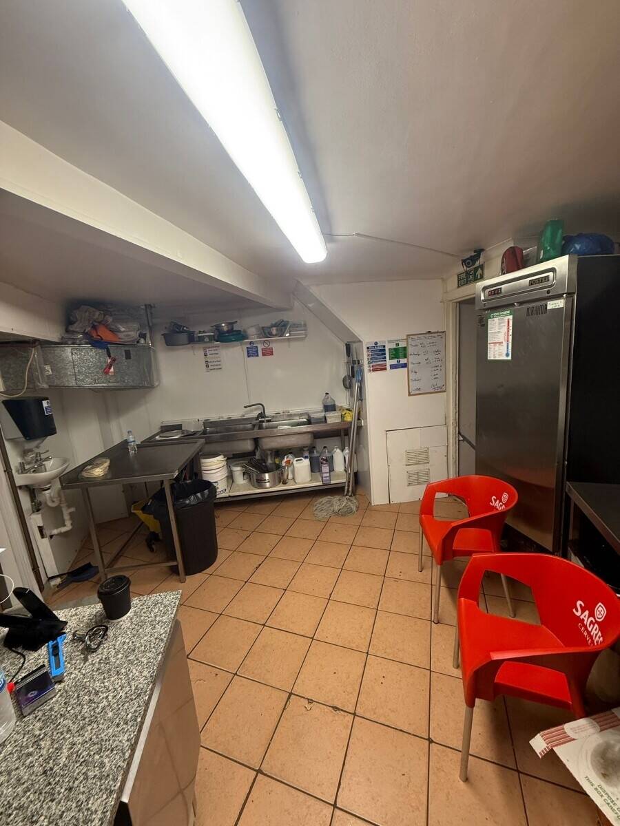 Fast food takeaway & Kebab shop with a flat upstairs for sale