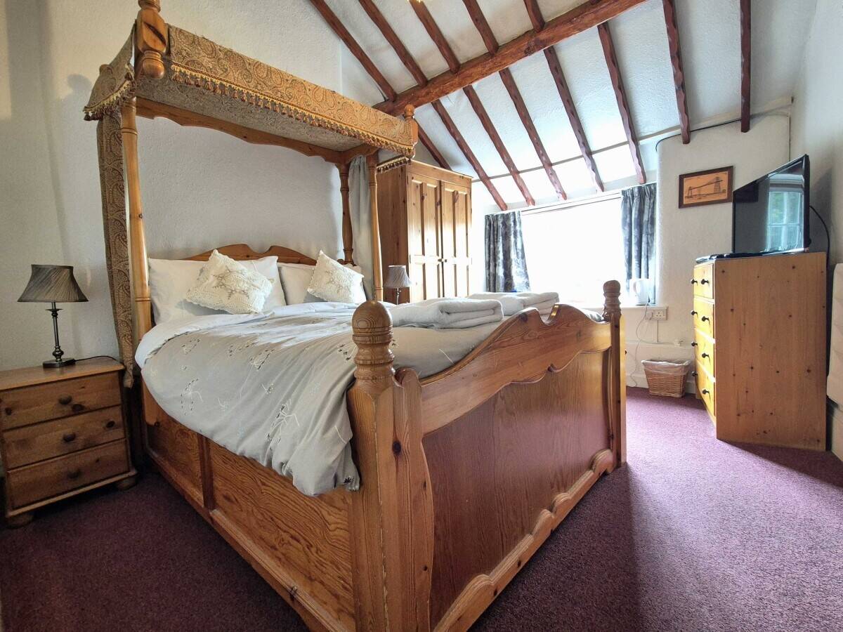DENBIGHSHIRE - RENOWNED DESTINATION VENUE ON MOUNTAIN PASS