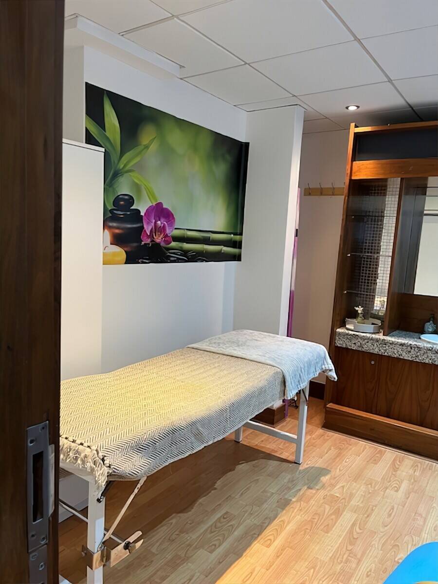 beauty / massage rooms to rent by the busy Gym, station road, Harrow Photo 9