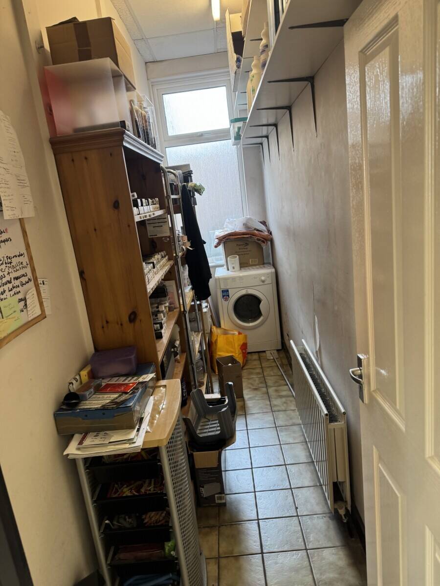 Hairdressing salon in Winchmore Hill w Potential for Alternative Use