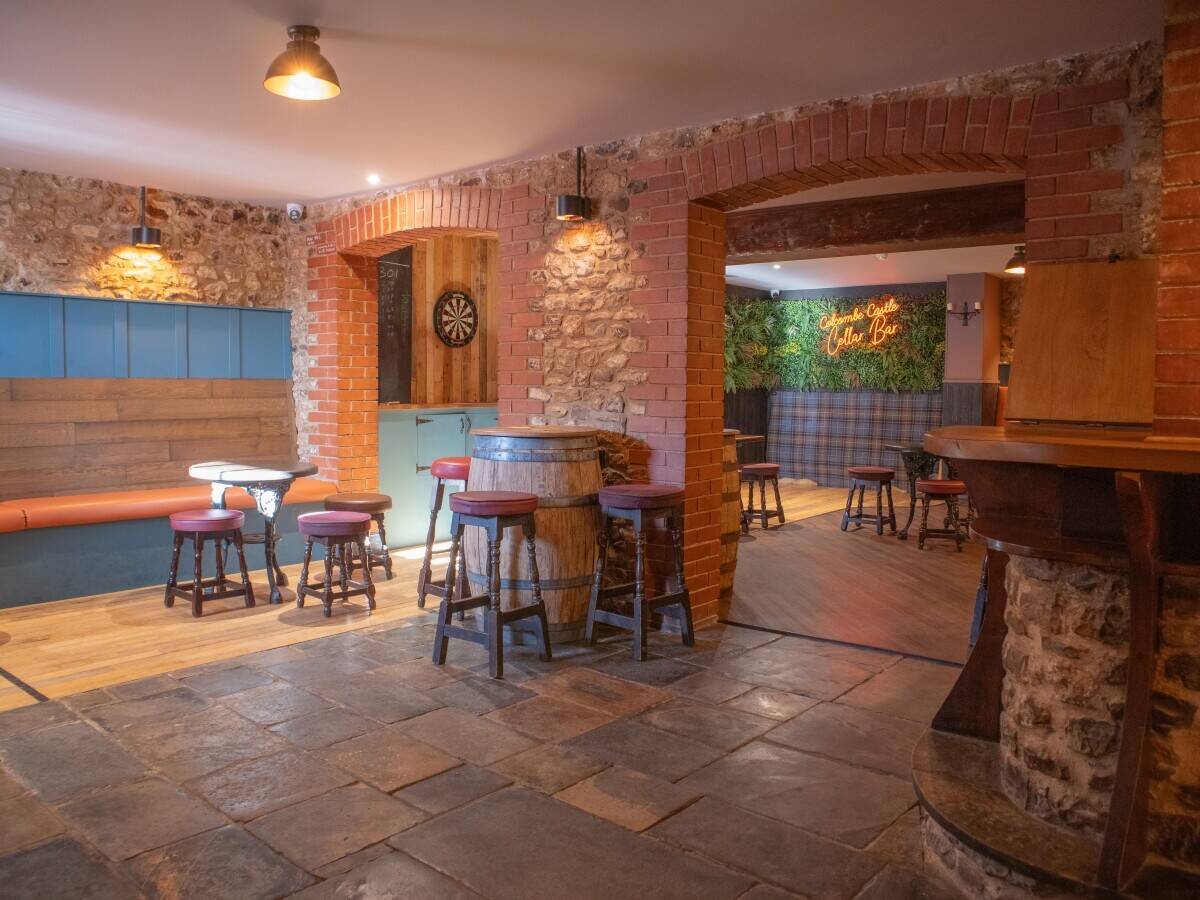 DEVON – THOROUGHLY RESTORED TOWN CENTRE HOTEL AND BAR