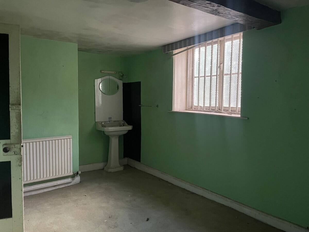 LINCOLNSHIRE - TOWN CENTRE PUB WITH PLANNING FOR 5 FLATS