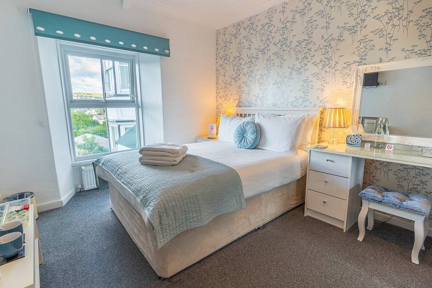 CARDIGANSHIIRE - COASTAL VILLAGE HOTEL WITH SEA VIEWS