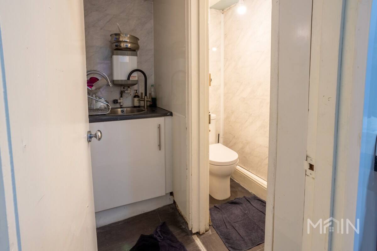 Exceptional Beauty Salon Business for Sale – Prime Evington Road Location Photo 9