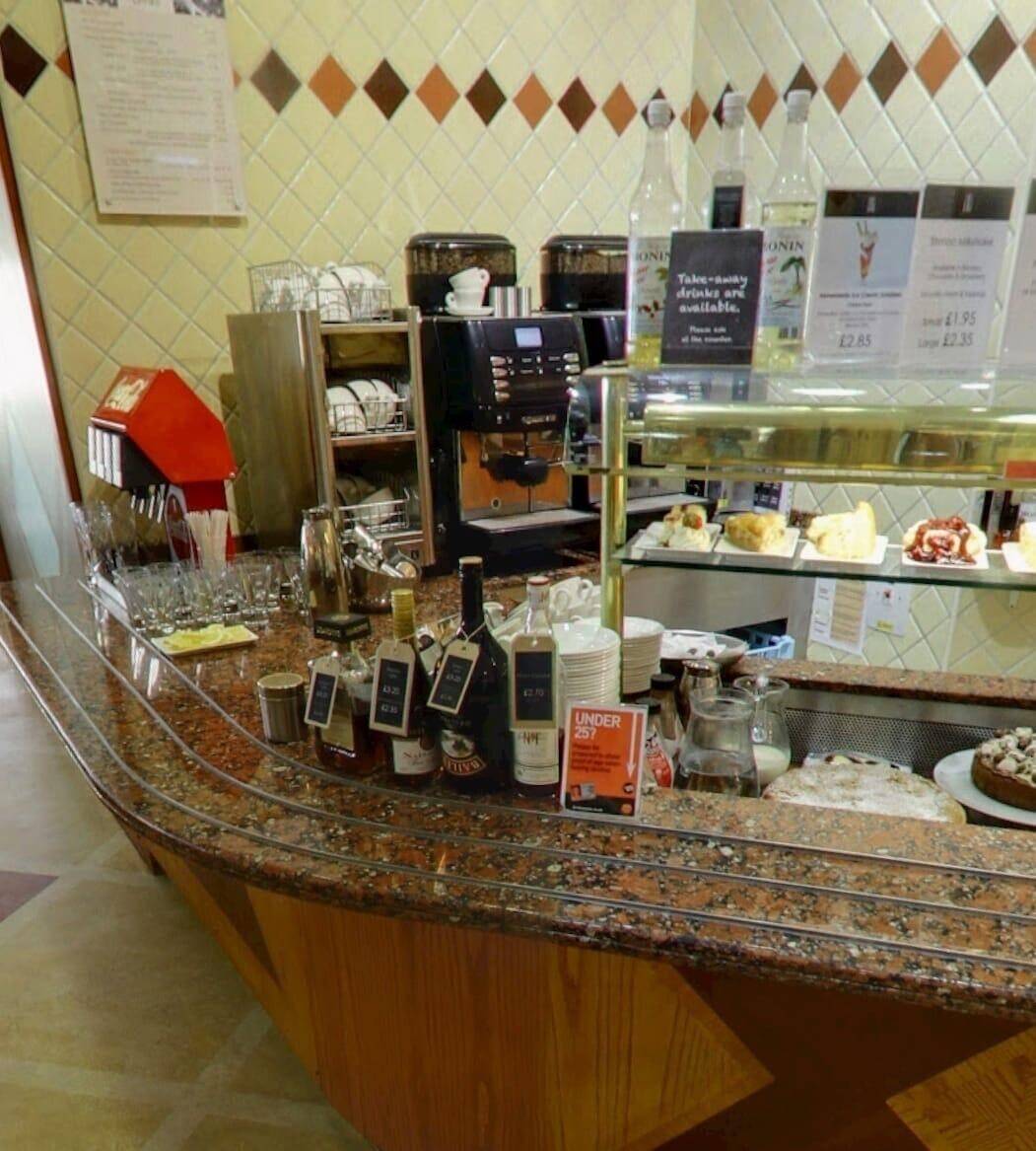 Town centre Restaurant in Boston shopping mall Photo 9