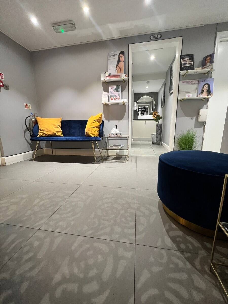 Salon Chairs to Rent located in central london Oxford circus Photo 8