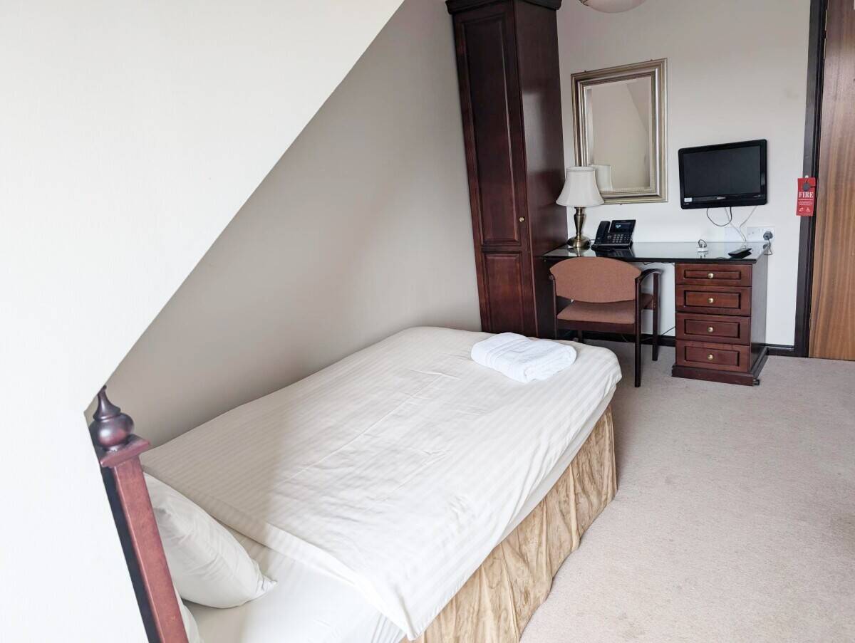 Full Service 27 Bedroom Regional Hotel Photo 9