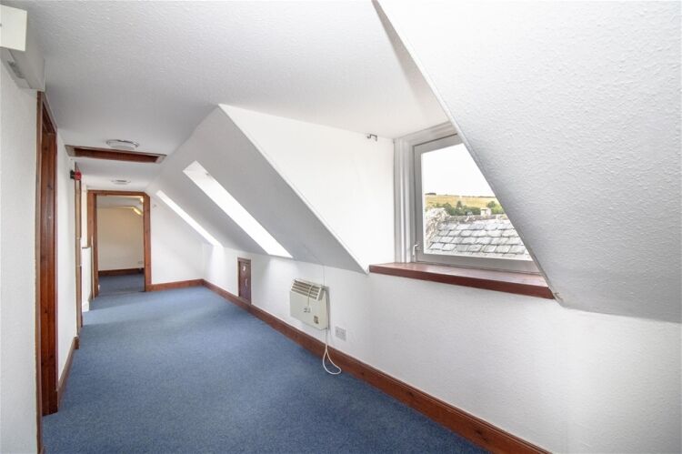 Investment Unit Opportunity – Retail Unit with Office Space & Yard Photo 9