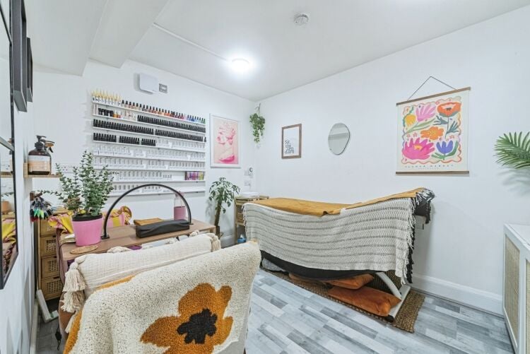 Established Tanning & Beauty Salon - Basingstoke