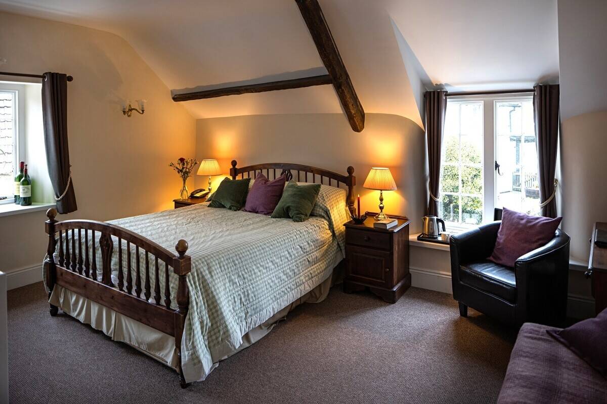 One Of The South West's Finest Country Inns With 10 Ensuite Letting Bedrooms & A Letting Apartment