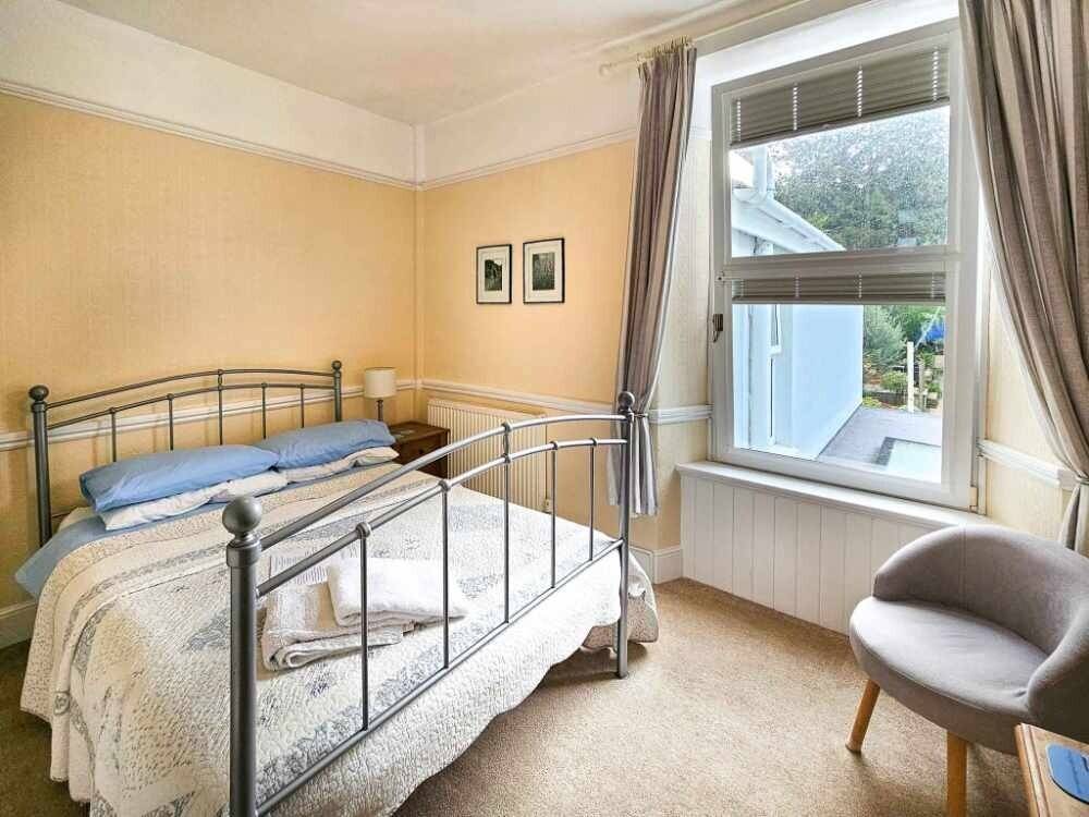 A Stunning Turn-Key Six-Bedroom Guest House Photo 9