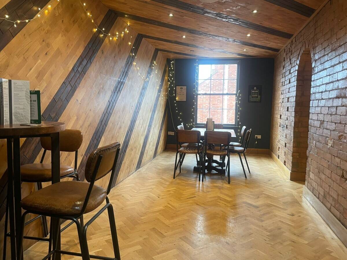 NORTHAMPTONSHIRE - THREE STOREY CHARACTER PUB AND RESTAURANT