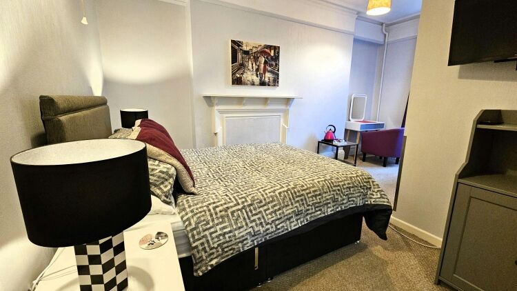 Home & Income B&B Close Travel Interchange and Business District Also Suiting HMO Use Photo 9