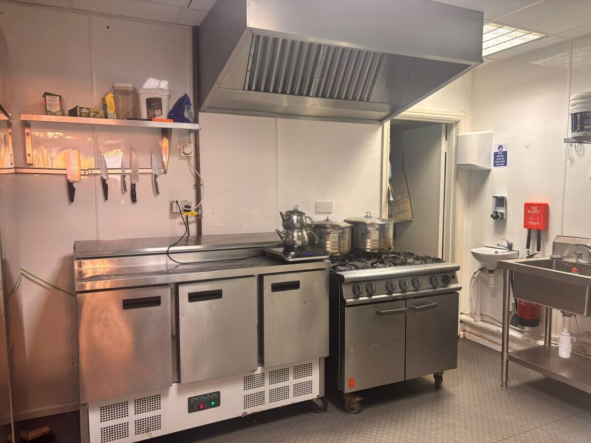 Zukis Restaurant is a well-established Turkish takeaway and delivery business, offering authentic flavours cooked on a traditional charcoal grill. Kno Photo 8