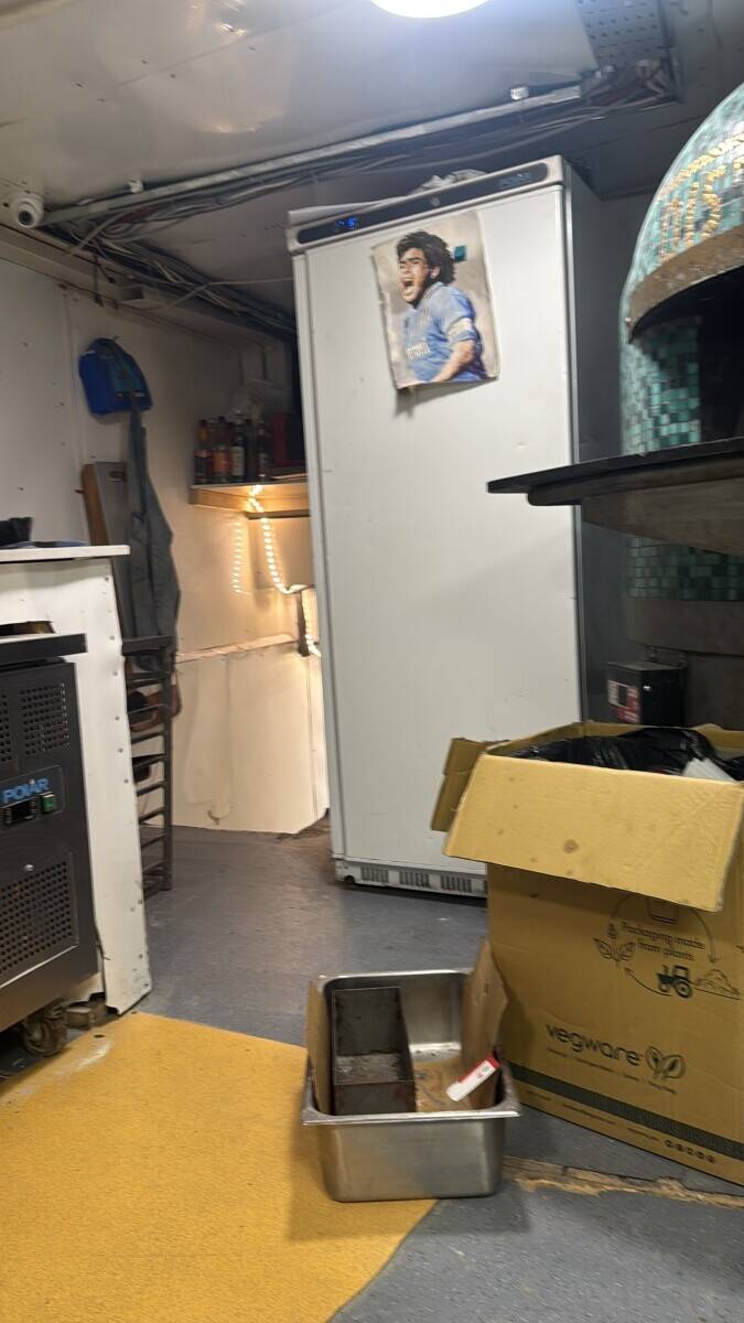 A3 cafe Pizzeria  2 bed ensuite extra room ensuite . Next to tube station