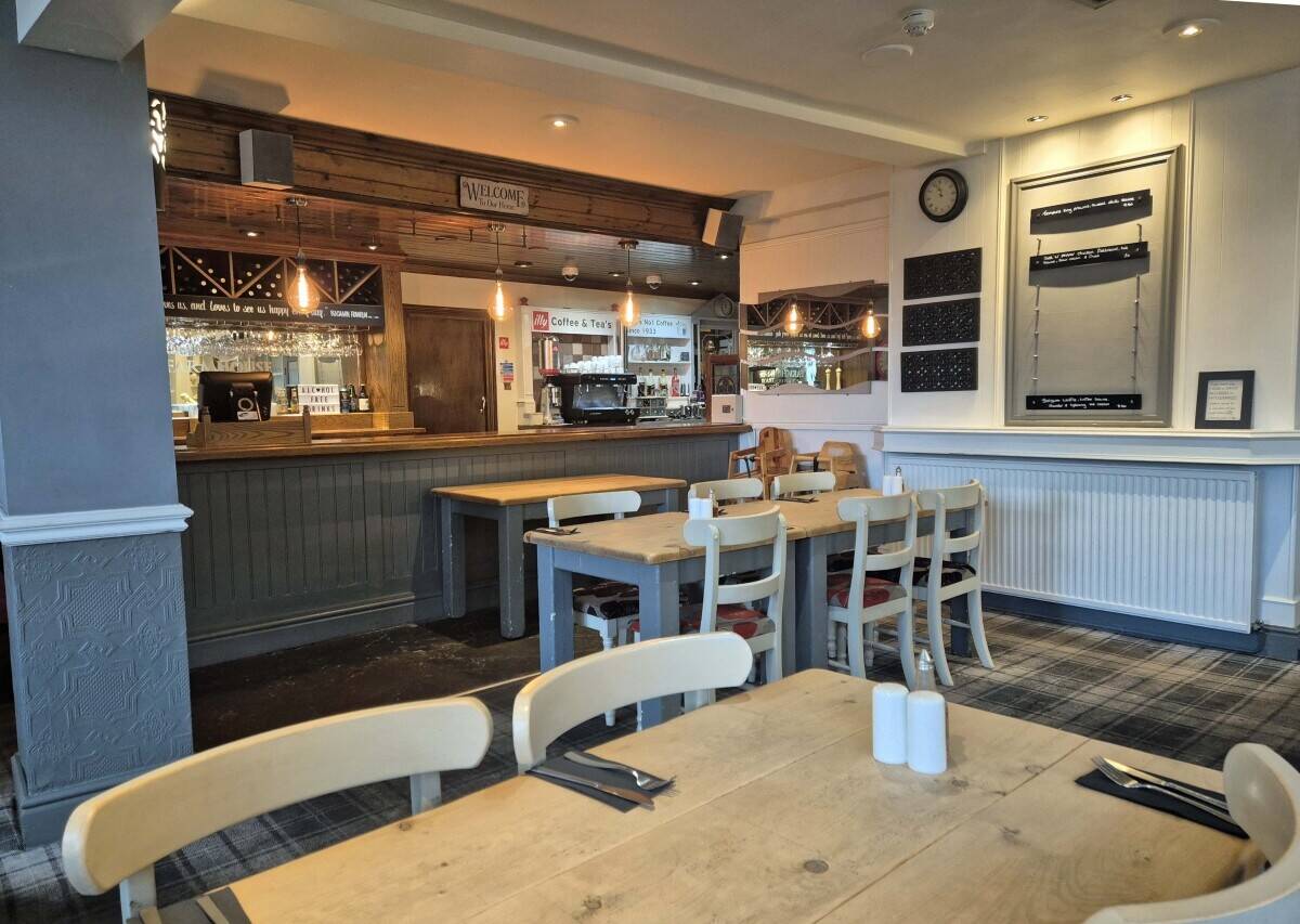 SOUTH LAKELAND – COSY BAR AND RESTAURANT IN CONVERTED STONE BARN Photo 9