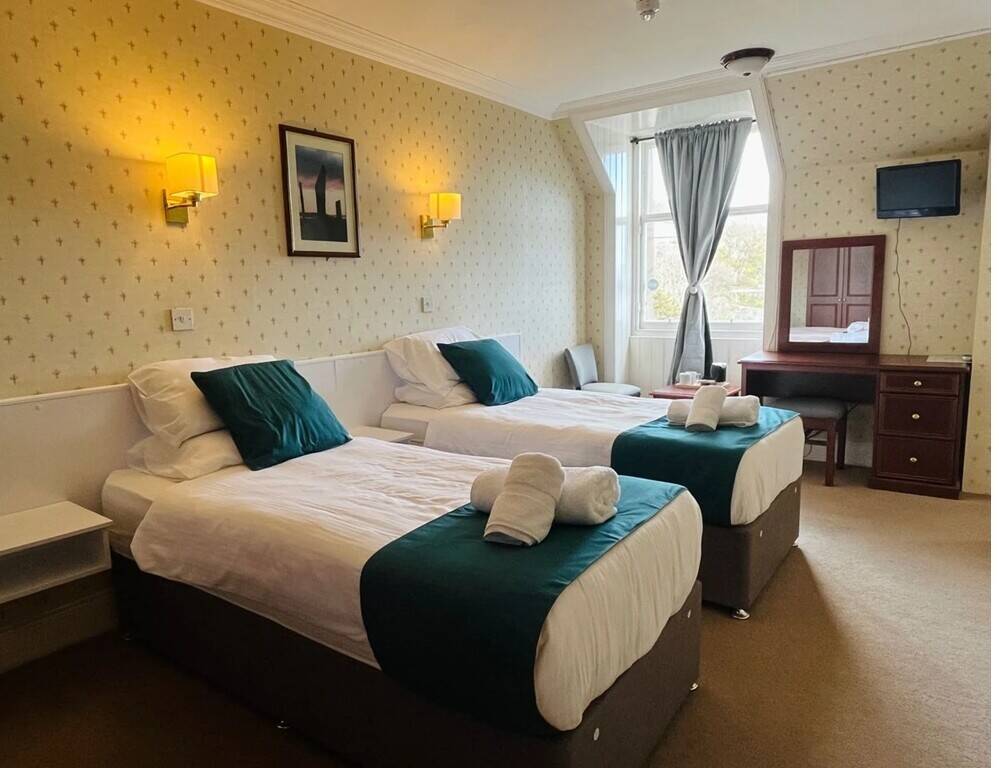ORKNEY ISLANDS - ICONIC 42 EN SUITE BEDROOM HOTEL