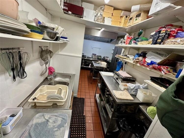 LEASEHOLD
LIC. ITALIAN CAFE/DELI RESTAURANT