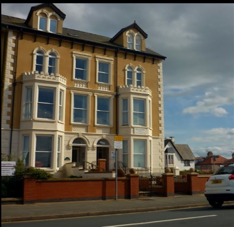 FREEHOLD LUXURY SELF CATERING HOLIDAY APARTMENTS ON RHYL SEAFRONT Photo 9