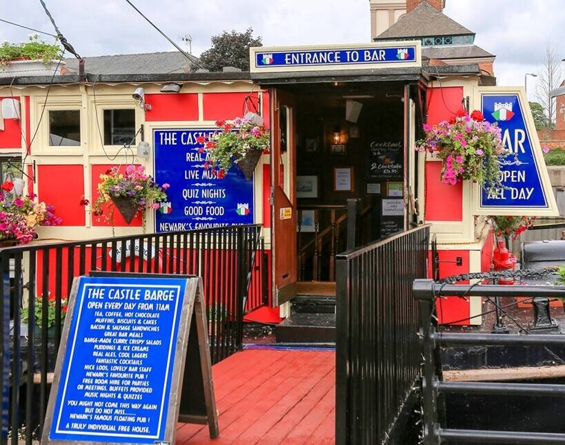 NOTTINGHAMSHIRE - RIVER TRENT CANAL BOAT PUB ADJACENT TO NEWARK CASTLE