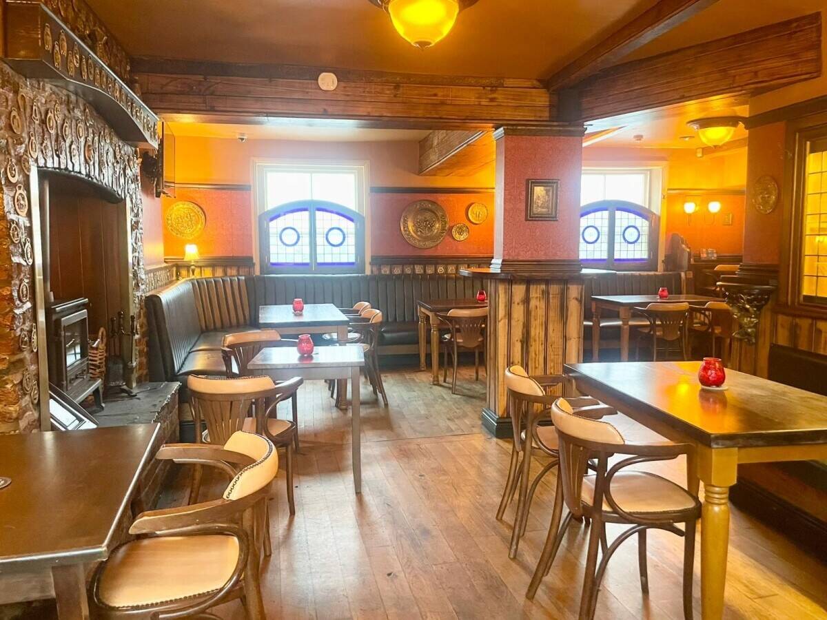 EAST YORKSHIRE - THREE BEDROOM PUB & RESTUARANT WITH THREE LETTING BEDROOMS