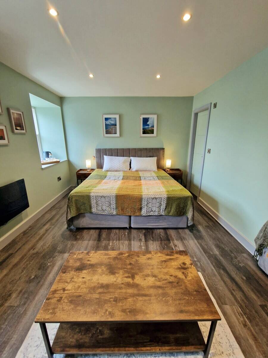 GWYNEDD - REFURBISHED PUBLIC HOUSE WITH EIGHT LETTING ROOMS