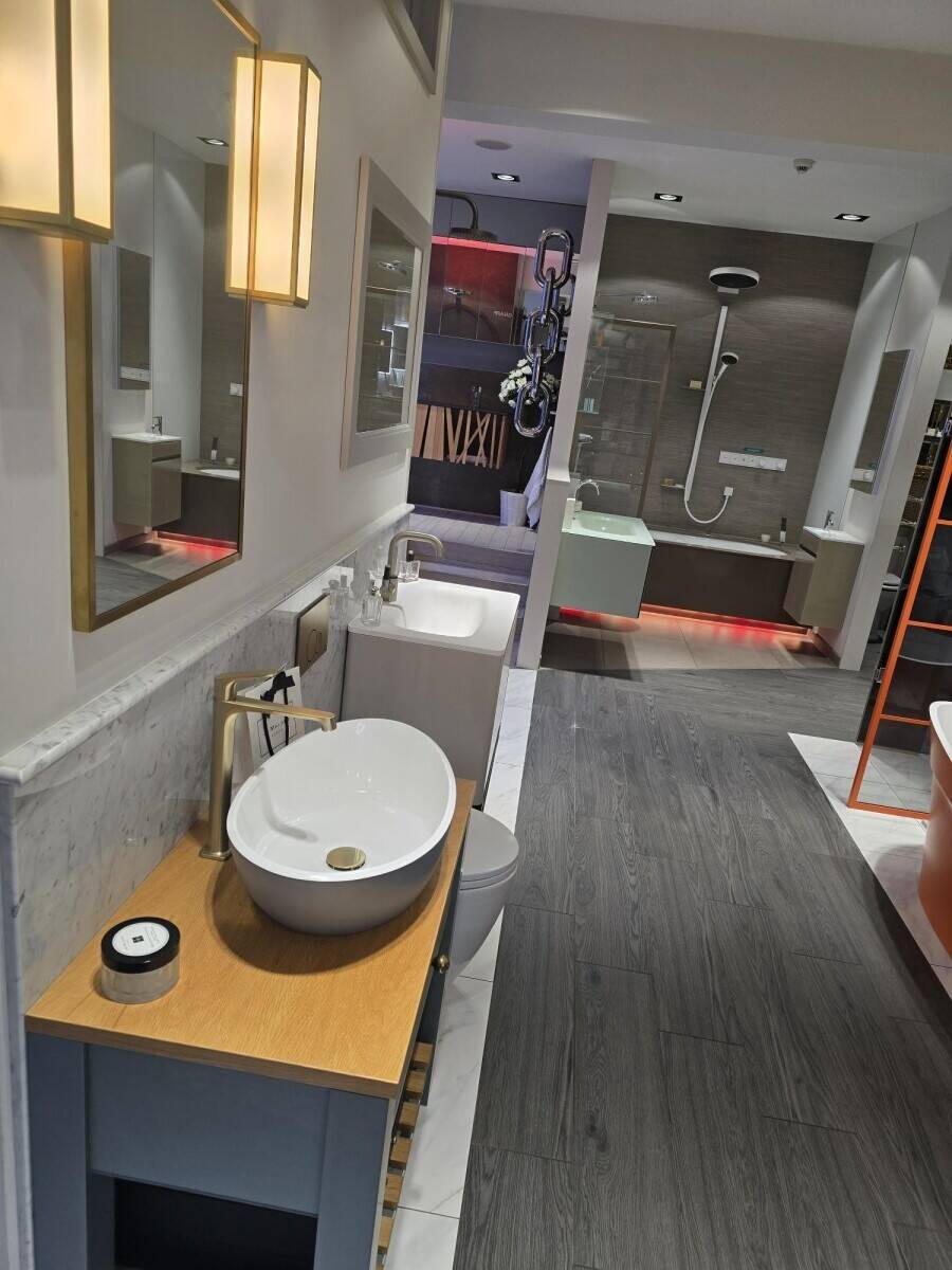 Premium Bathroom Showroom | Established 2017 | Prime Winchester Location | Turnkey Opportunity Photo 9