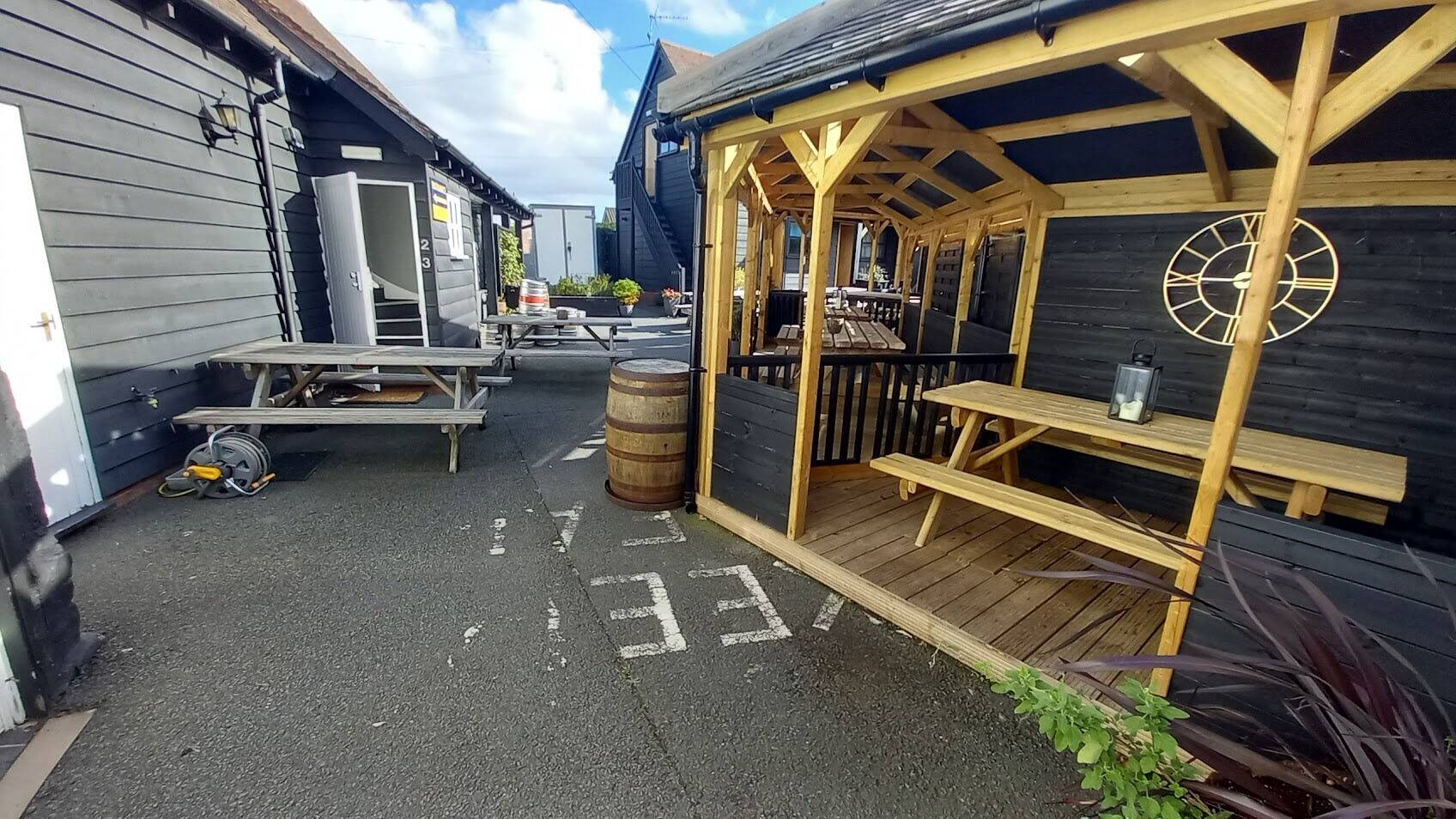HEREFORDSHIRE – 17TH CENTURY BLACK AND WHITE VILLAGE INN
