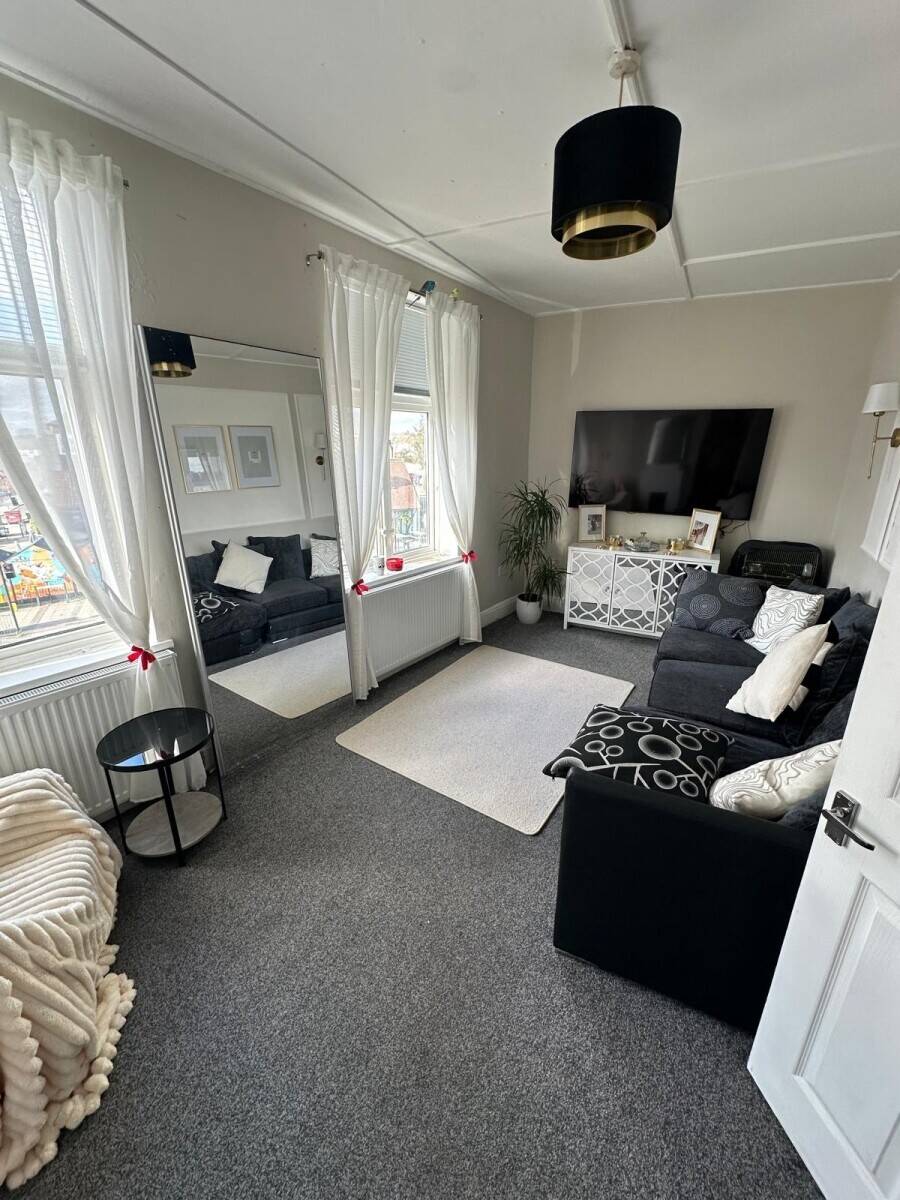 Prime Commercial Hot Food Takeaway Including Residential 2 Storey Flat Above &ndash; Busy Parade Location with Exceptional Reputation, Immediate Reope Photo 9