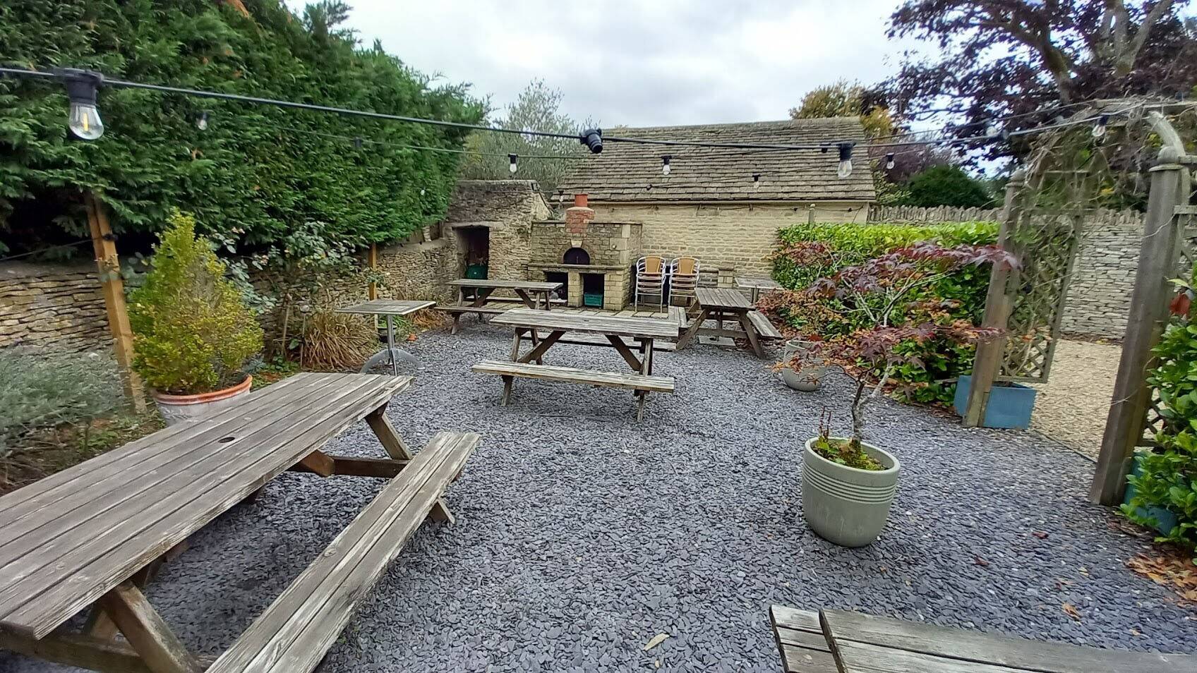 NORTHEAST COTSWOLDS (NEAR CIRENCESTER) - VILLAGE PUB & RESTAURANT Photo 9