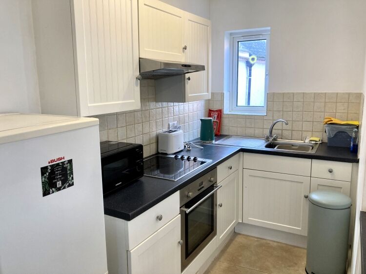 INVESTMENT PROPERTY OPPORTUNITY WITH ACCOMMODATION OR RETAIL PREMISES Photo 9