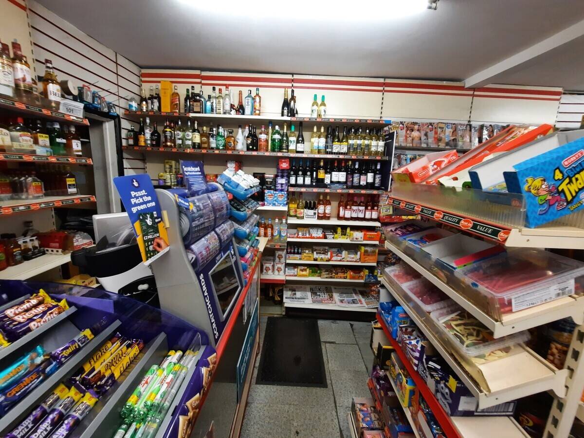 A off licence shop with 2 bedrooms flat for sale in kettering, Northamptonshire