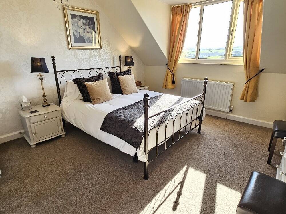 Exceptional Country House Bed & Breakfast With 8 Luxurious Letting Rooms & Spectacular Views