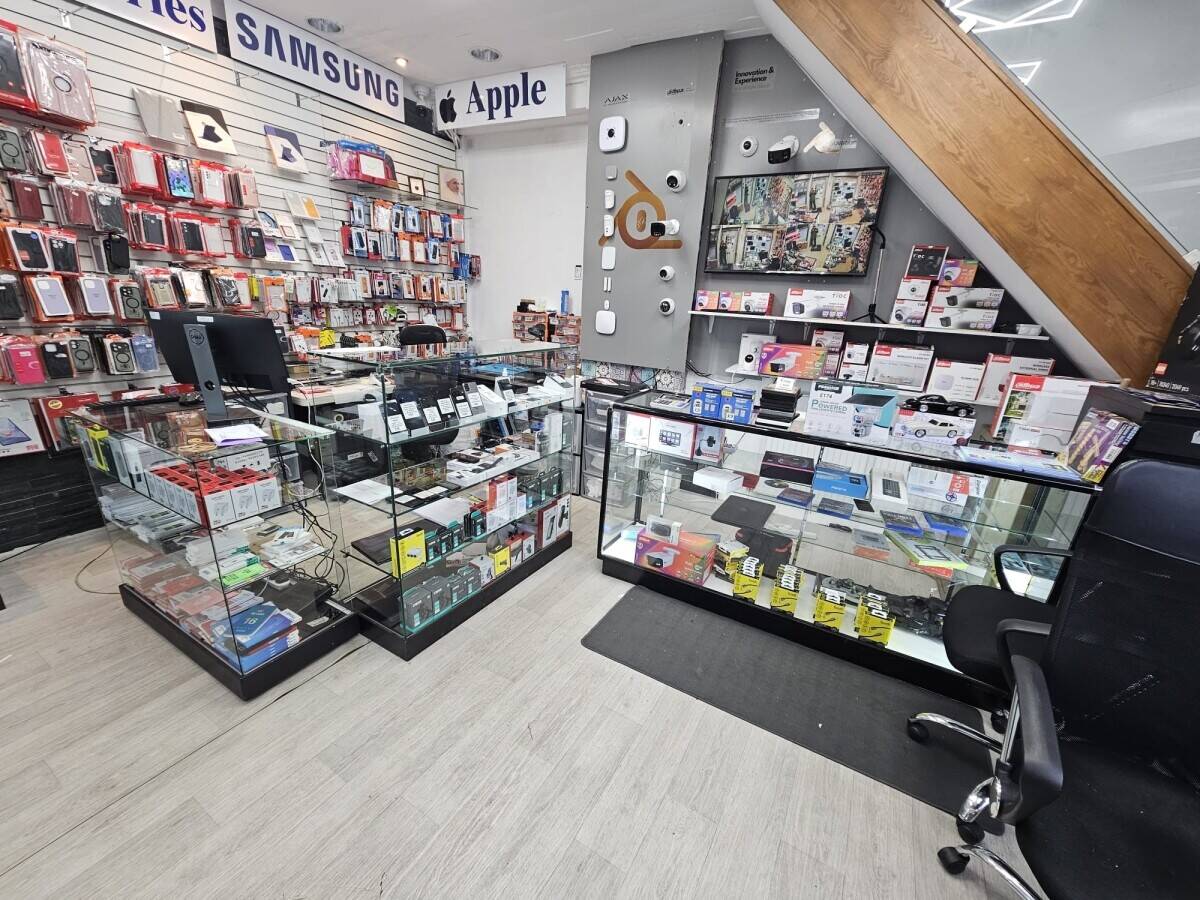 Established Mobile phone and computer shop in Clayton Photo 9