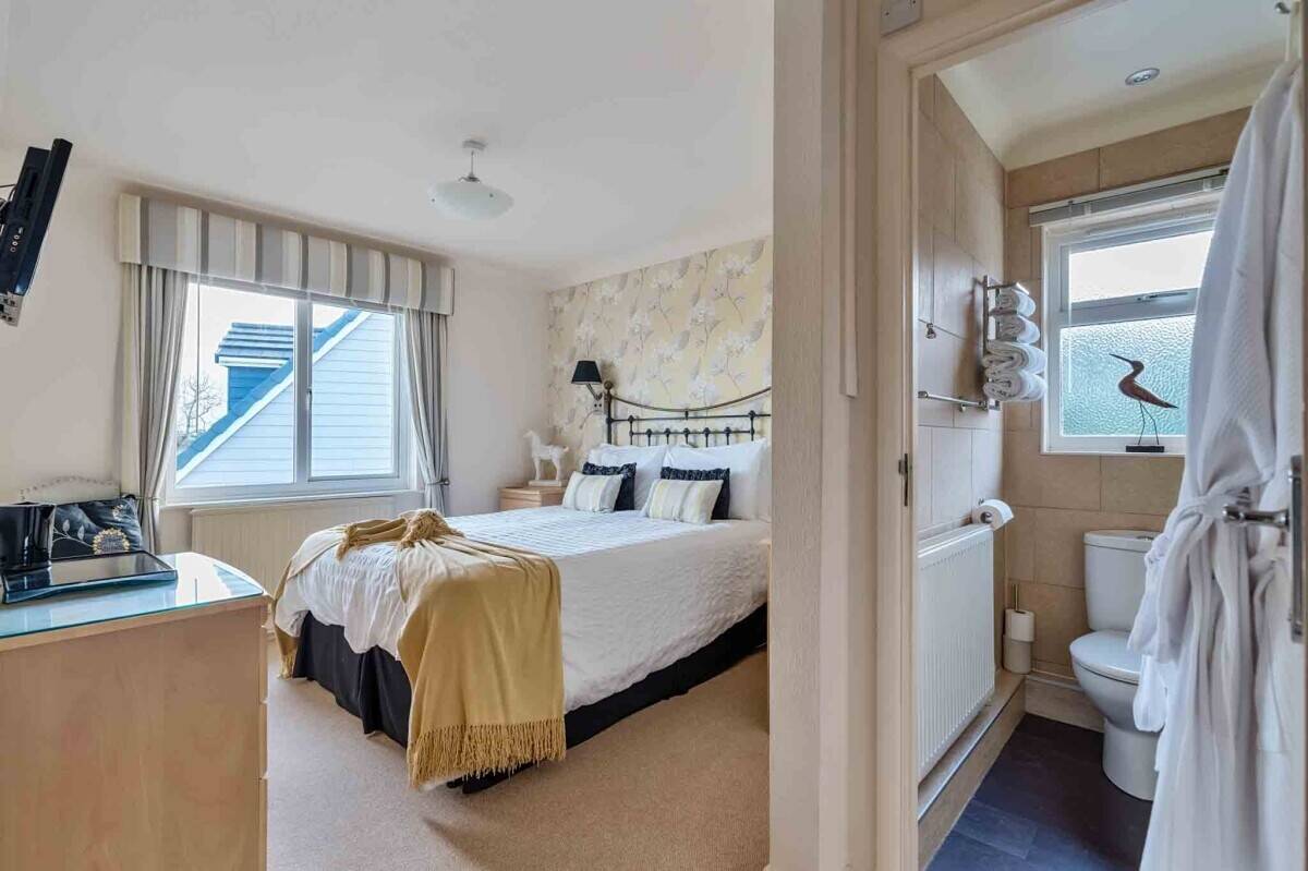 A beautifully presented detached 9-bedroom en-suite guest house Photo 9