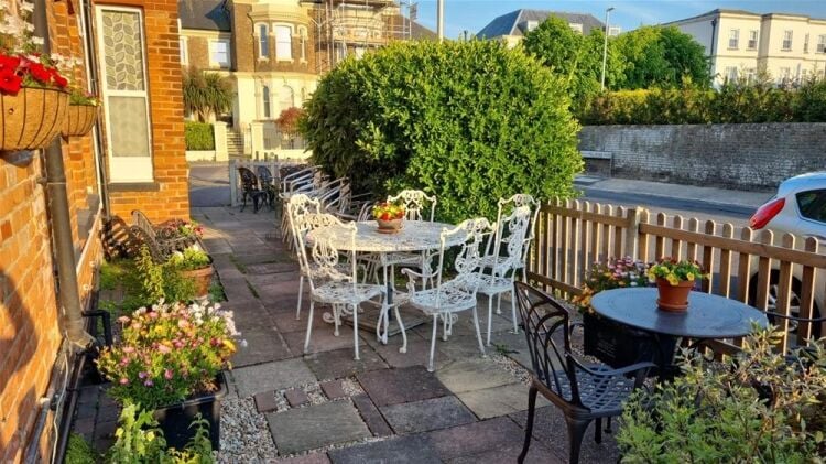 LEASEHOLD CAFÉ  WITH 3 BEDROOM FLAT